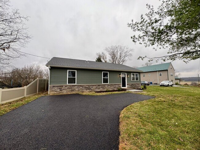 Foto del edificio - Newly Built 3 Bedroom 1.5 Bathroom Available in Spring Grove!