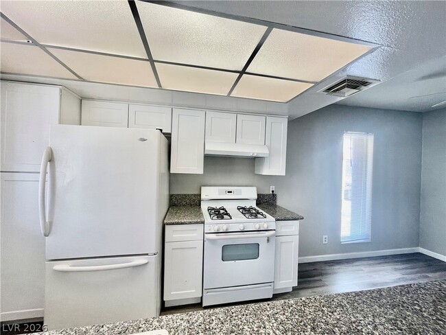Building Photo - 1405 E Vegas Valley Dr