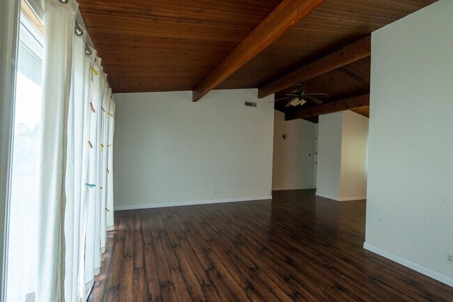 Foto del edificio - 2033 E Garvey Ave N