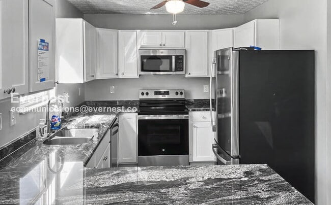 Foto del edificio - 3 Bed, 2 Bath Home with Garage / Pet-Friendly / Available Now!