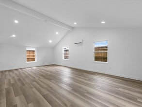 Building Photo - 1826 Woodcrest Dr