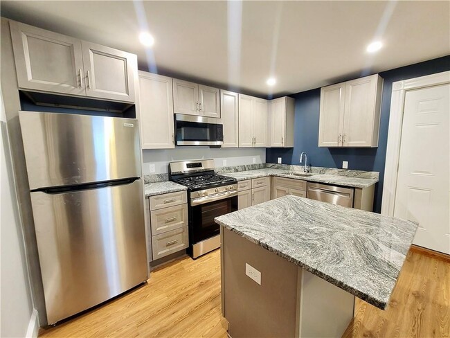 Foto del edificio - 5 Greystone Ave