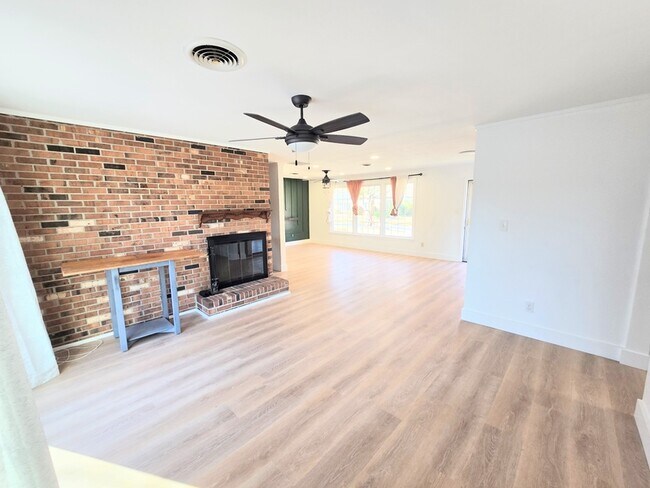 Foto del edificio - 1024 Josephine Crescent