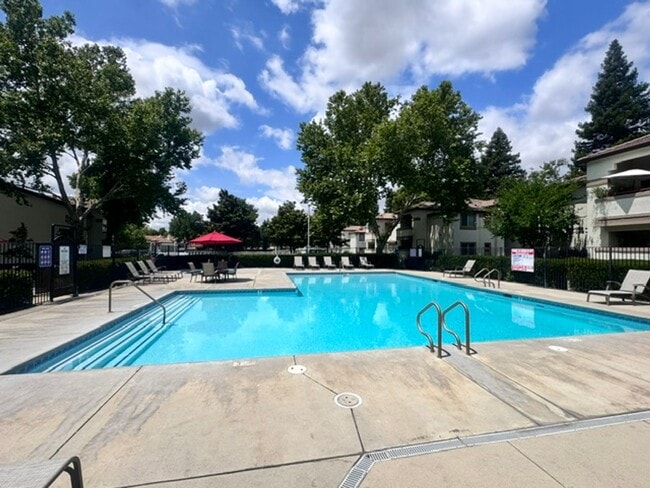 Building Photo - Very Nice 2 Bedroom and 2 Bathroom Apartment $2,500 + $125.00 WSG