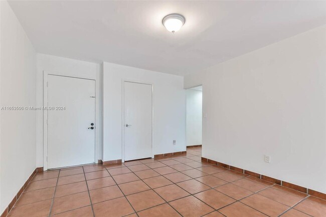 Building Photo - 9170 Fontainebleau Blvd