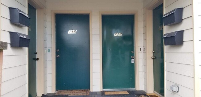 Foto del edificio - MOVE IN READY NOW! Desirable down town location. 1 bed, 1 bath. Includes water, sewer and garbage.