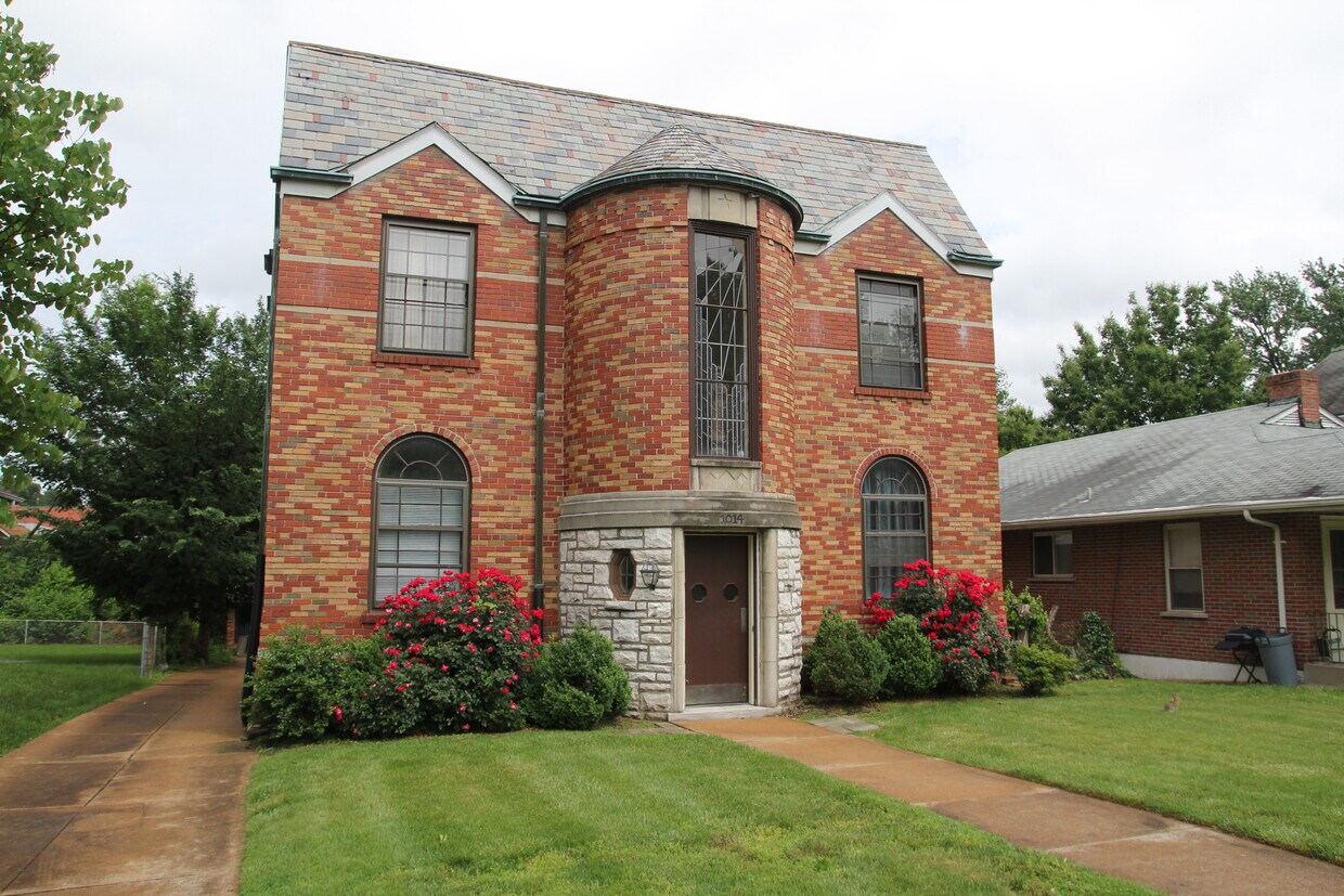 1014 Moorlands Dr Unit 2S, Richmond Heights, MO 63117 Apartments in