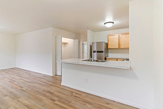 Building Photo - McKenzie Apartments