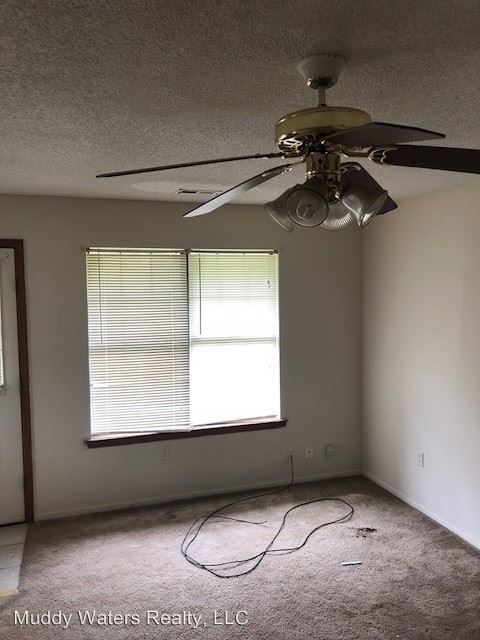Building Photo - 3 br, 1.5 bath House - 4631 Tacoma Place