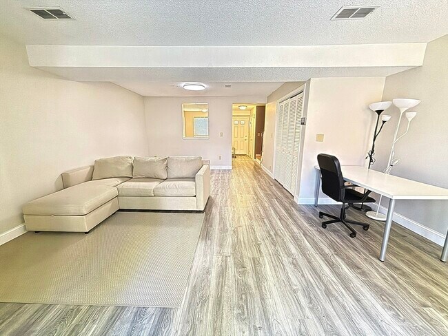 Building Photo - 28 Apple Tree Hill Rd