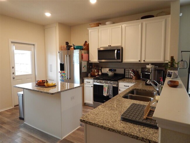 Building Photo - 437 English Oak St