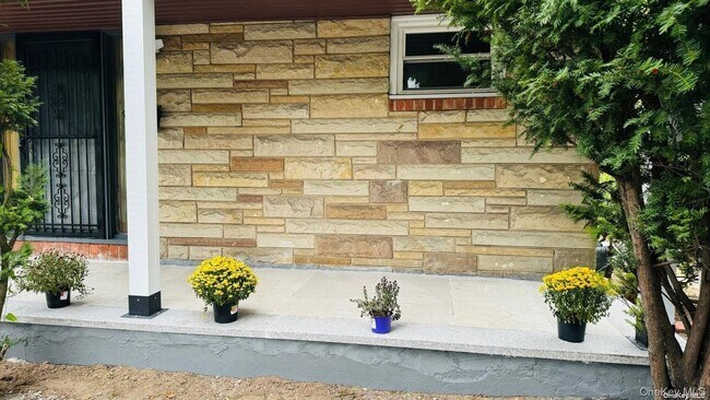 Foto del edificio - 2041 New Hyde Park Rd