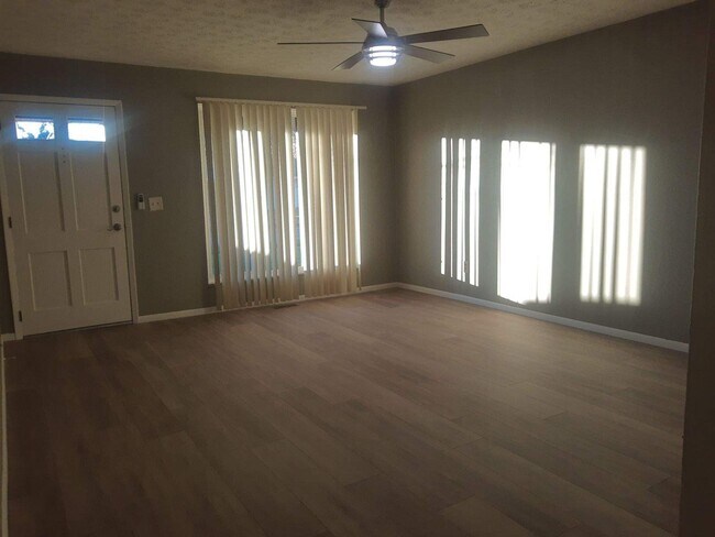 Foto del edificio - 140 Redbud Dr