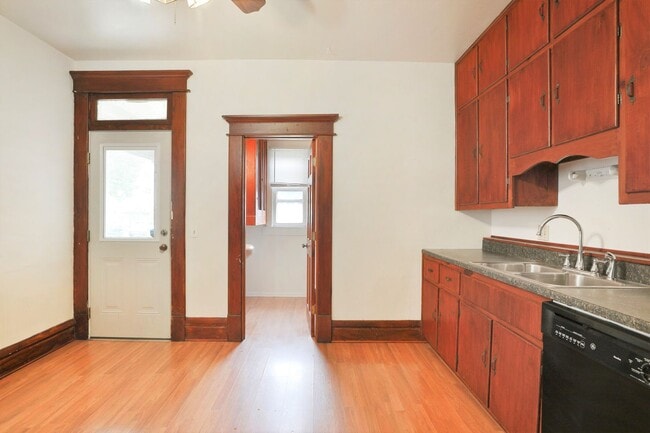 Building Photo - Large 5 Bedroom North Campus Townhouse - 1st house from High Street