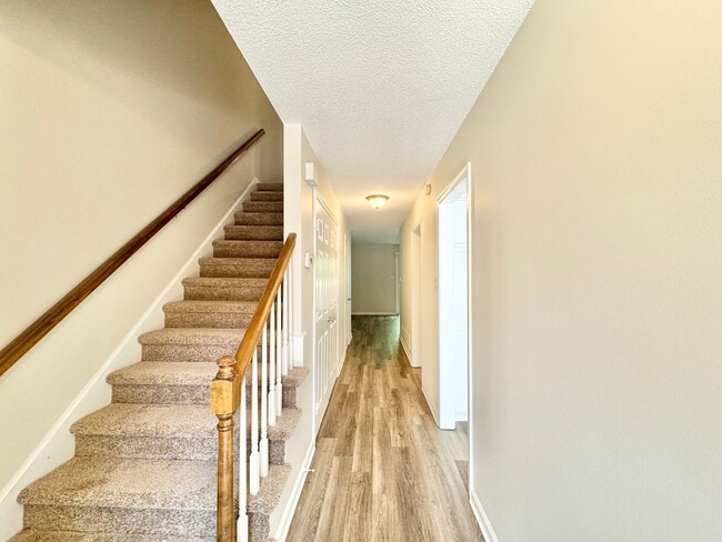 Building Photo - 2 Bedroom Townhome in NW Greensboro near parks and Greenway