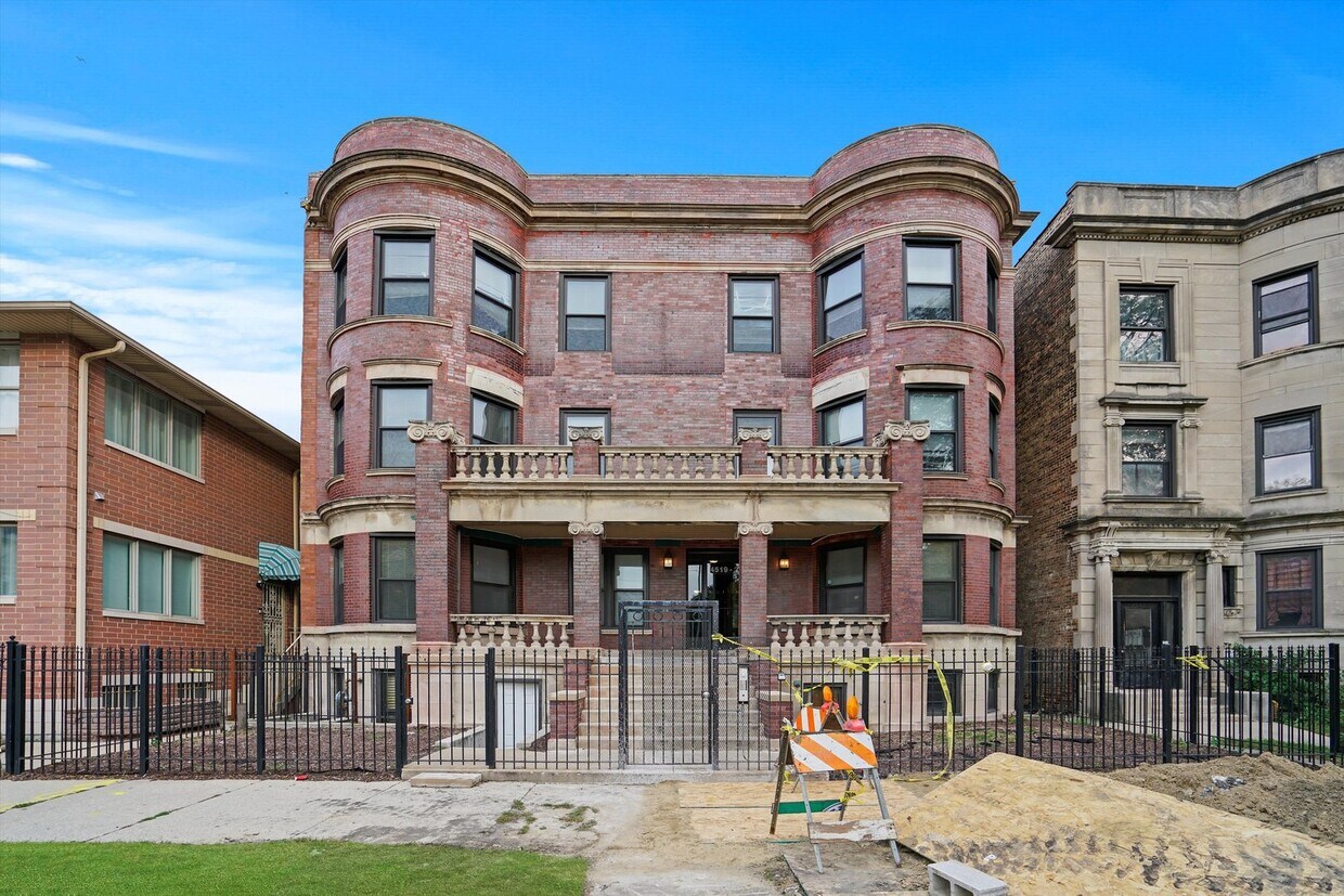 Primary Photo - 4521 S Michigan Ave