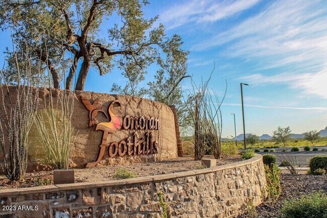 Foto del edificio - 5 BEDROOM + 3 BATH SINGLE LEVEL HOME IN SO...
