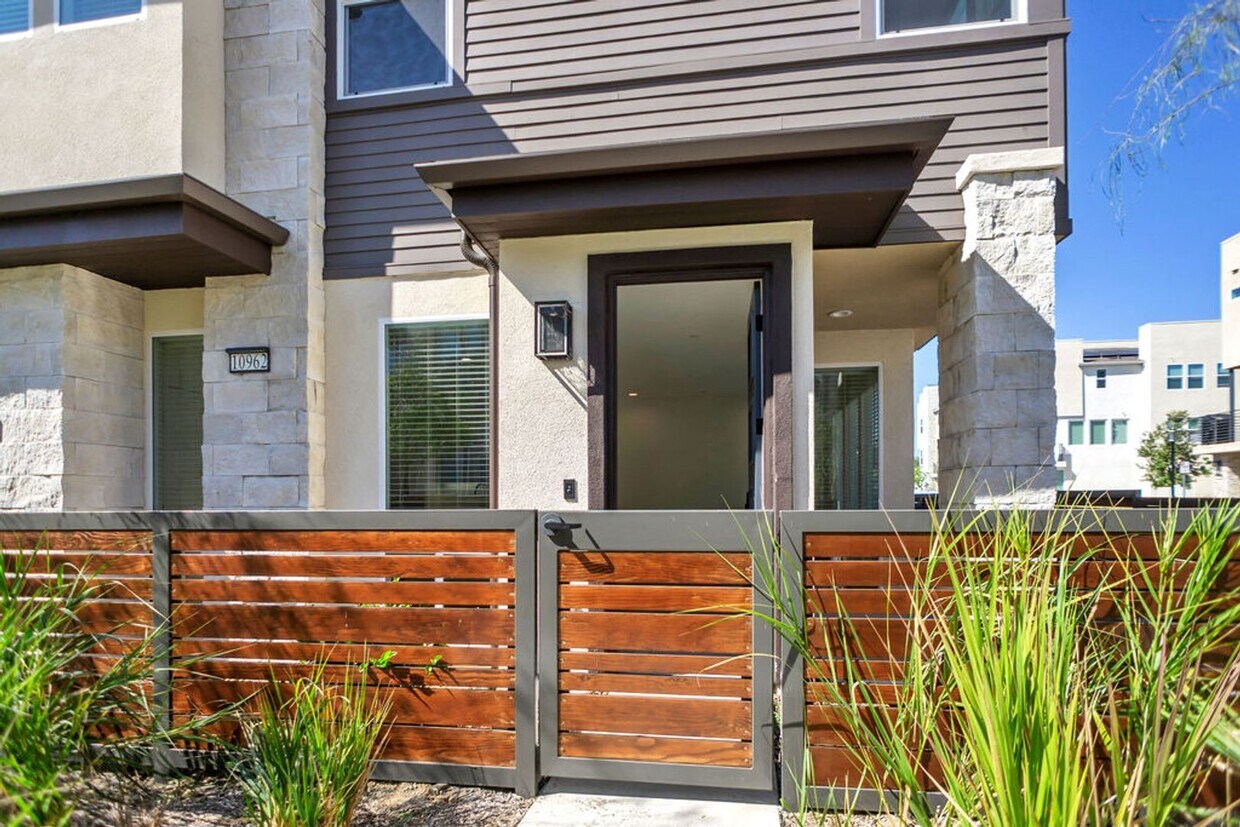 Foto principal - Gorgeous brand new townhome in 3Roots! End...
