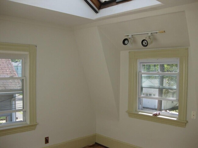 Building Photo - 14 Lake St