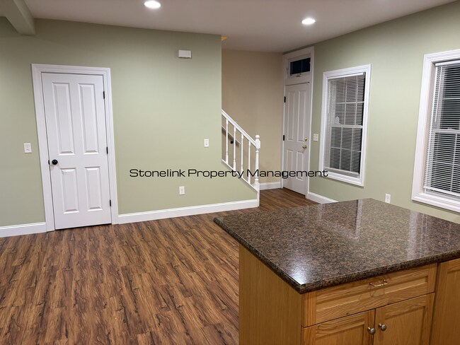 Foto del edificio - Newly Renovated Townhouse For Rent in Oakland, RI!