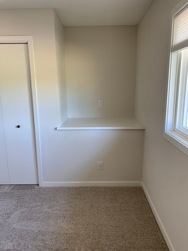 Building Photo - 928 Bartelmy Ln N