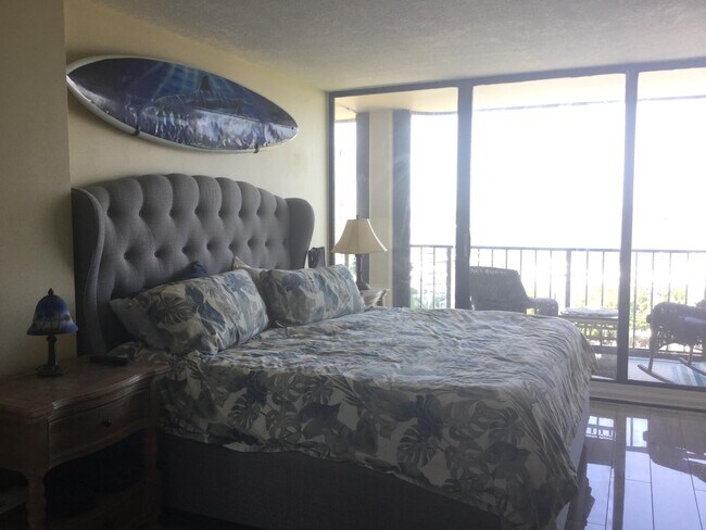 Foto del edificio - 136 Lakeshore Dr