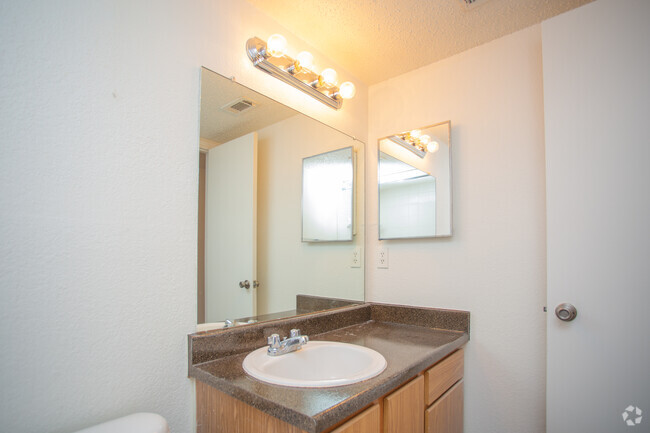 2BR, 2BA - 1021SF - 2B - Lakeview