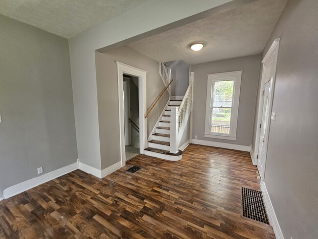 Building Photo - 312 S Nichols Ave