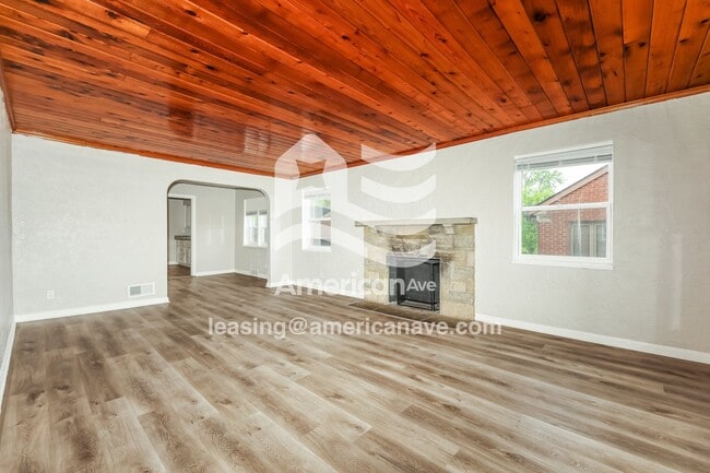 Building Photo - 1818 Parkhill Dr