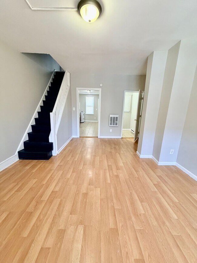 Building Photo - Live in Grays Ferry!