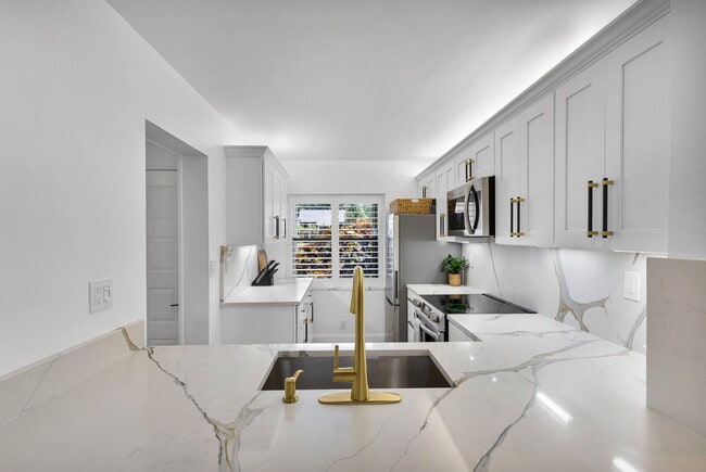 Foto del edificio - 12911 Briarlake Dr