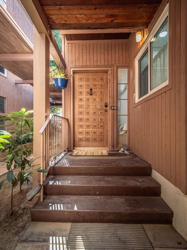 Foto del edificio - Fully Furnished Minutes from the Beach Newly Remodeled 2 Bedroom Move in Ready!