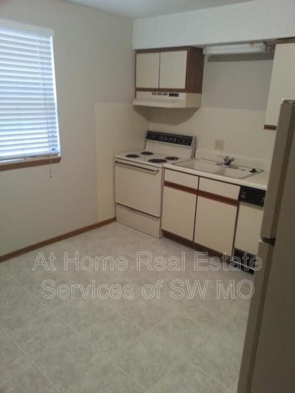 Building Photo - 2856 S Rogers Ave