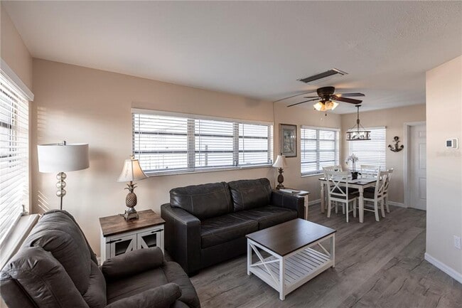 Foto del edificio - 6020 Midnight Pass Rd