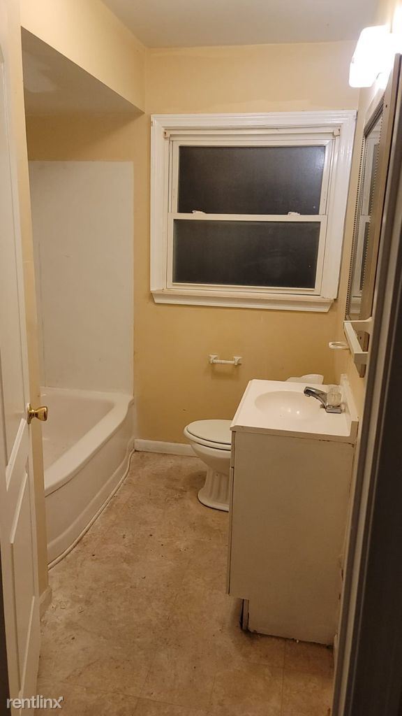 Building Photo - 3 br, 1 bath House - 94 E Henry St Section...