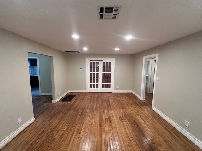 Living Room - 1118 Lombardy Rd