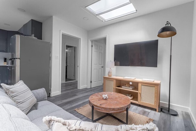 Building Photo - 218 E 104th St