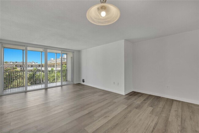 Foto del edificio - 1680 NE 191st St