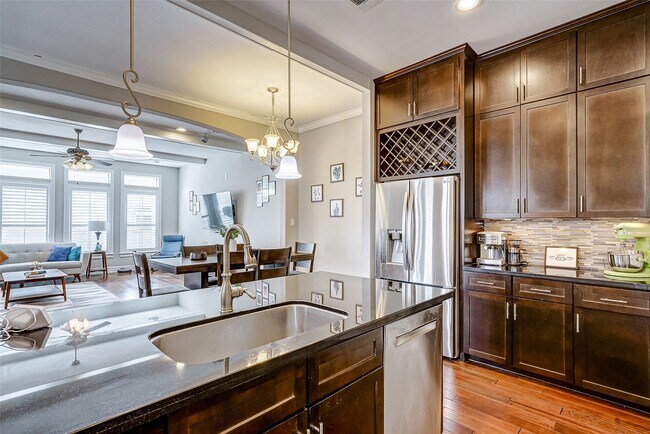 Foto del edificio - 1237 W 24th St