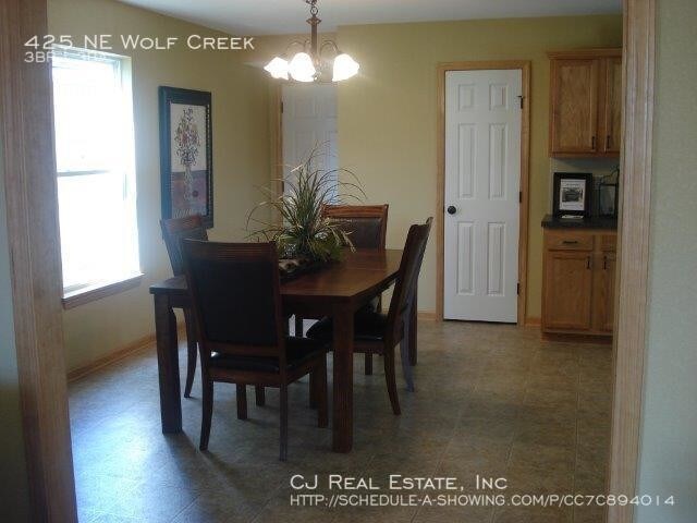Foto del edificio - 425 NE Wolf Creek Dr