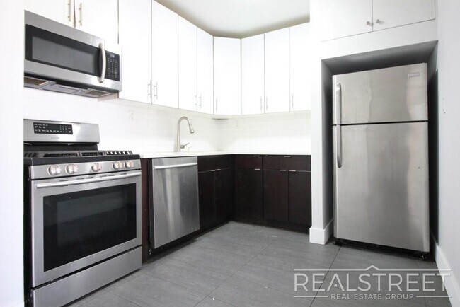 Foto del edificio - LUXURY 3 BR 2 Bath in Queens!