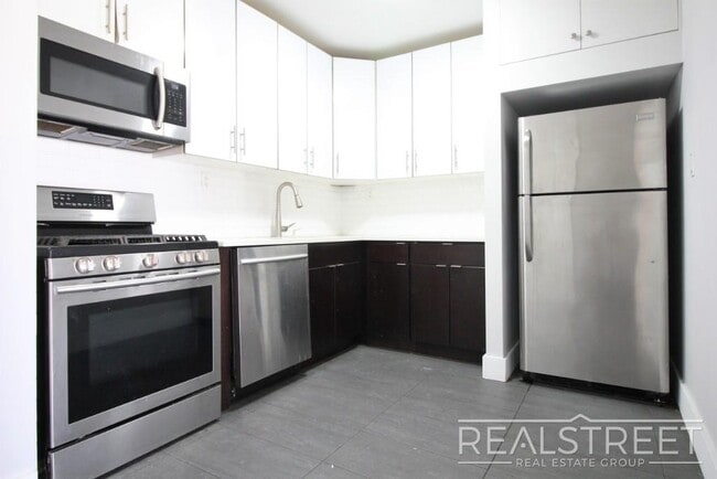 Building Photo - LUXURY 3 BR 2 Bath in Queens!
