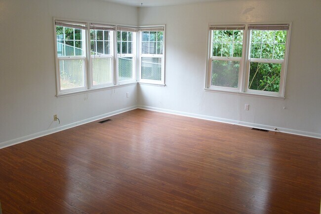 Foto del edificio - RENOVATED BALLARD 3 BED, 2 BATH DUPLEX UNIT FOR RENT CLOSE TO ALL