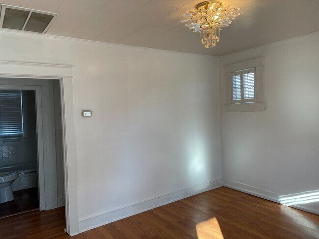Foto del edificio - Charming older home close to downtown!