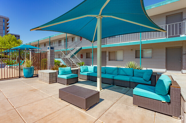 Poolside Lounge - University Pointe Apartments