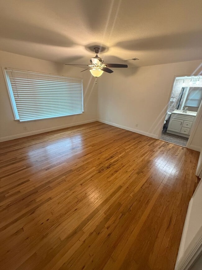 Building Photo - Check out this home in the heart of Benbrook!