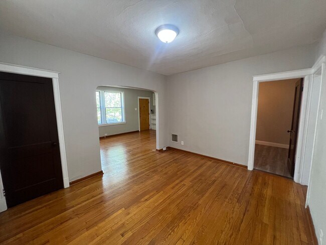 Foto del edificio - 4942 Tholozan Ave