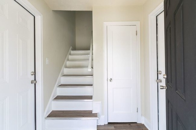 Building Photo - Beautifully Remodeled 1 Bed in Haymount!