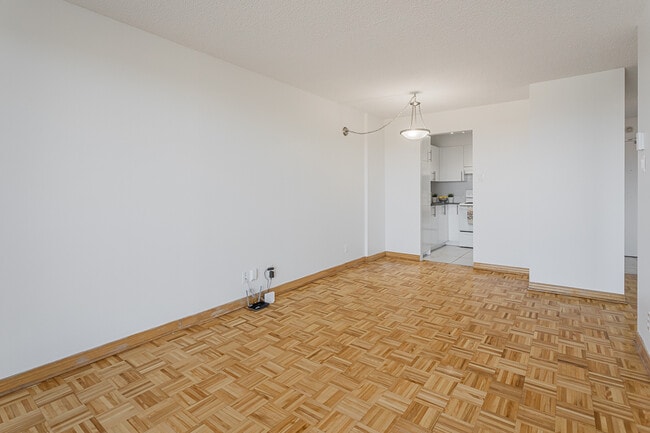 Building Photo - Navarin