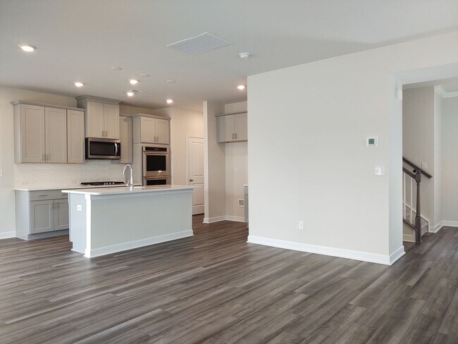Foto del edificio - Beautiful, Pristine move in ready home loc...